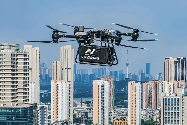 武汉要向“低空”经济突围，得从多方面发力。在政策上，得有更开放灵活的低空管制政策