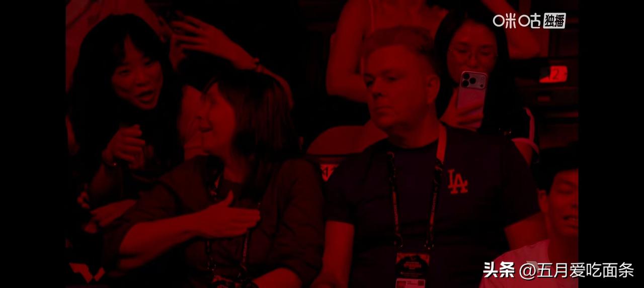 看莫雷加德赢了以后下跪激动的样子，
莫雷妈妈在看台上紧张心慌的样子，
其实他们赛