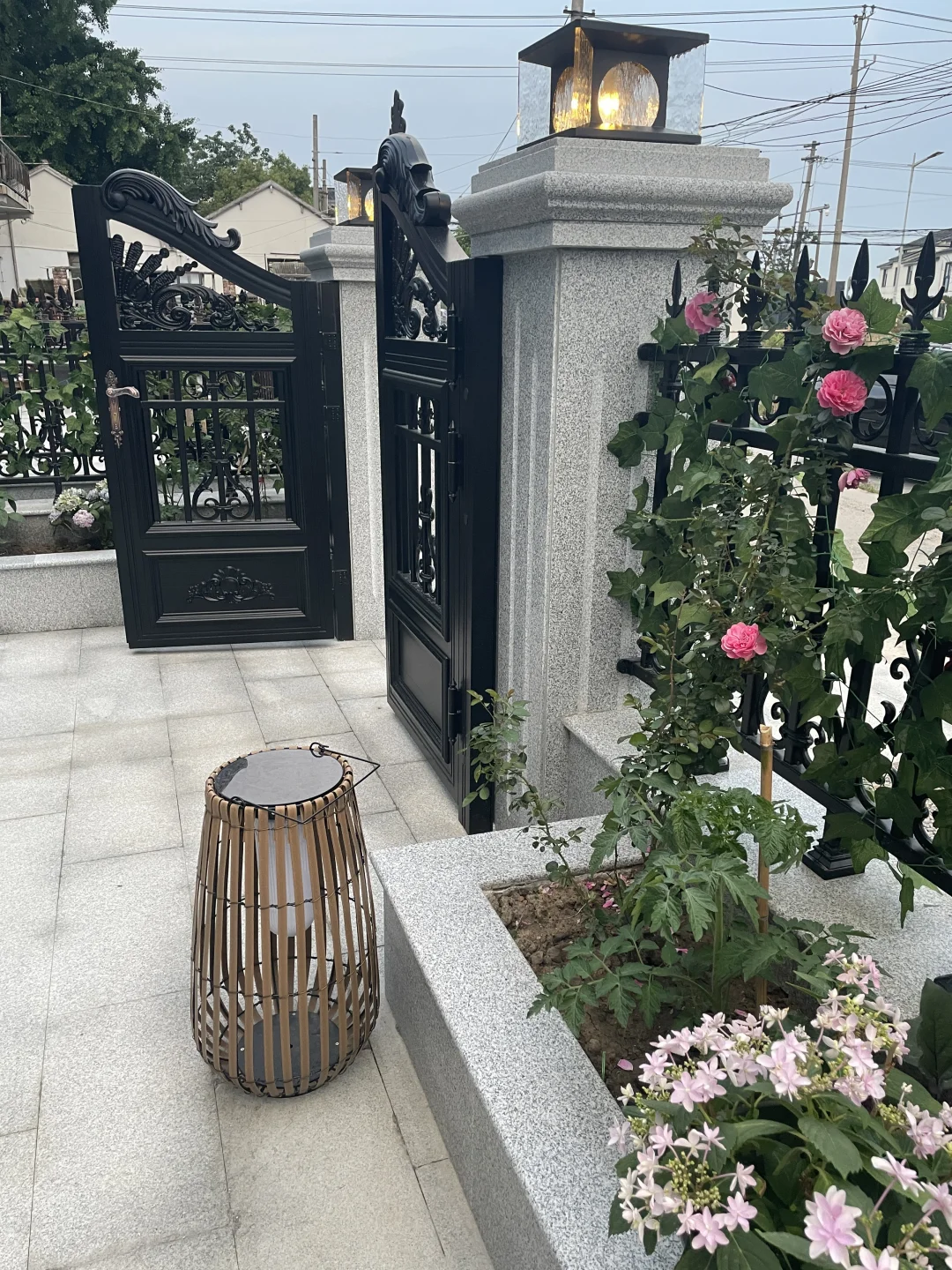 村长说：你家小院在生产队出名了