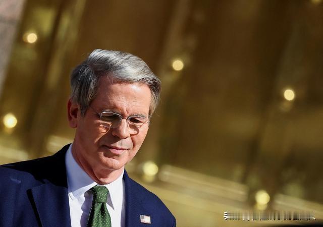 特朗普的屠刀终于砍向了自家人。就在刚刚，特朗普当着全球投资者的面，直接把枪口顶在