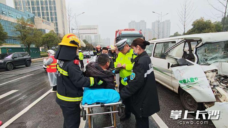 四车连环追尾驾驶员被困，望城消防快速营救化险为夷