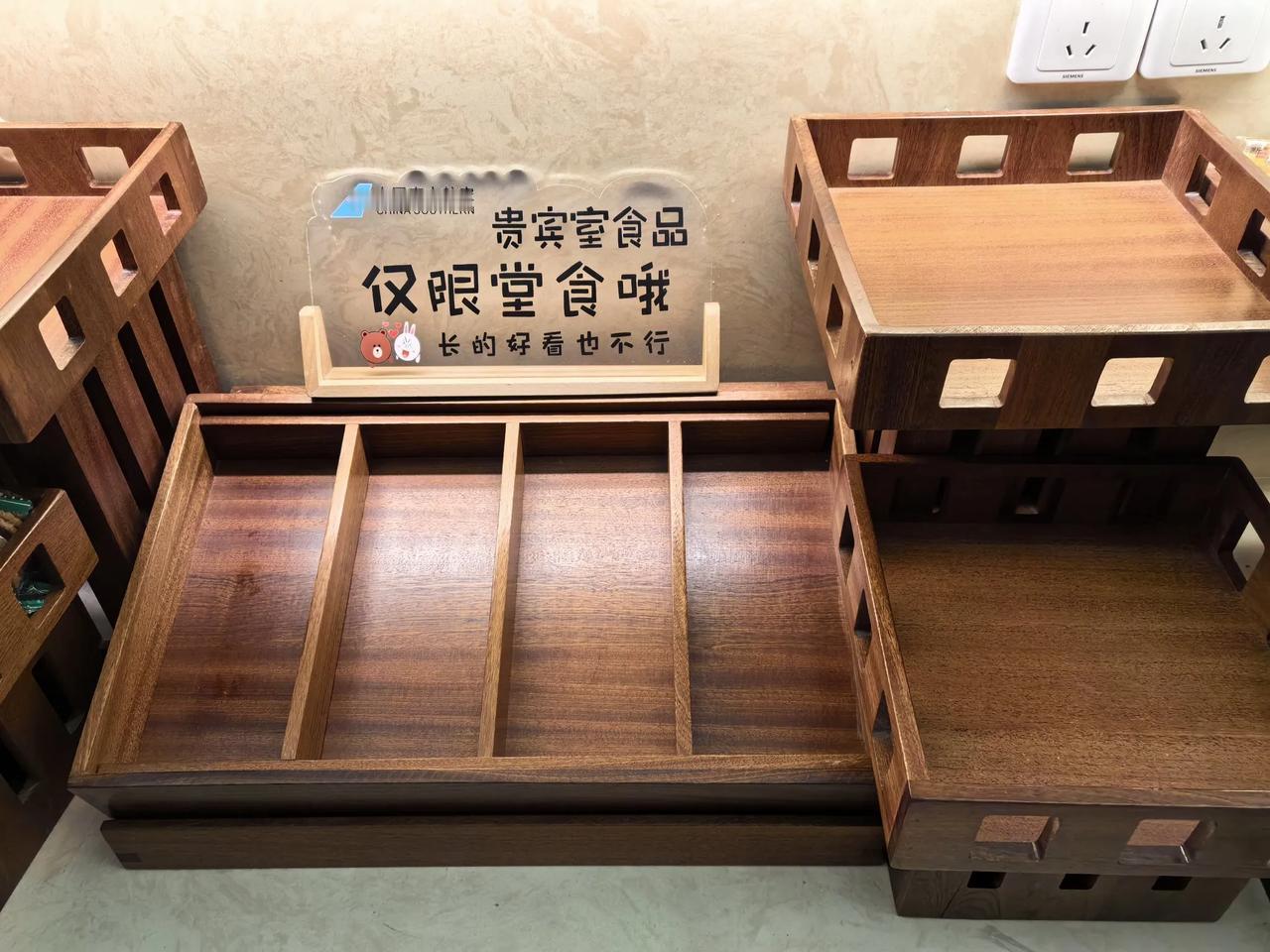 今天上海回广州航班延误超过6小时，南航休息室劝退，爆满，连个空位都没，工作人员直