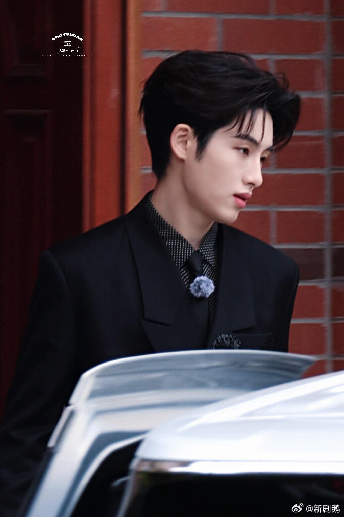 代旭常华森董思成穿西装去菜市场 这错位感真的太绝了🔥！三位帅哥一身精英西装，却