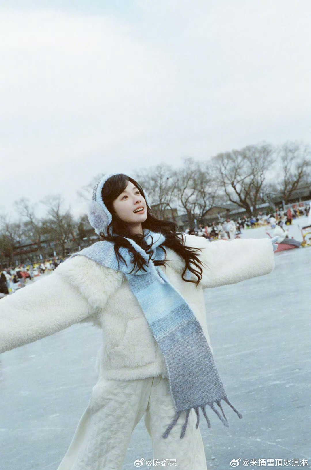 陈都灵祝大家元宵节快乐挺好 