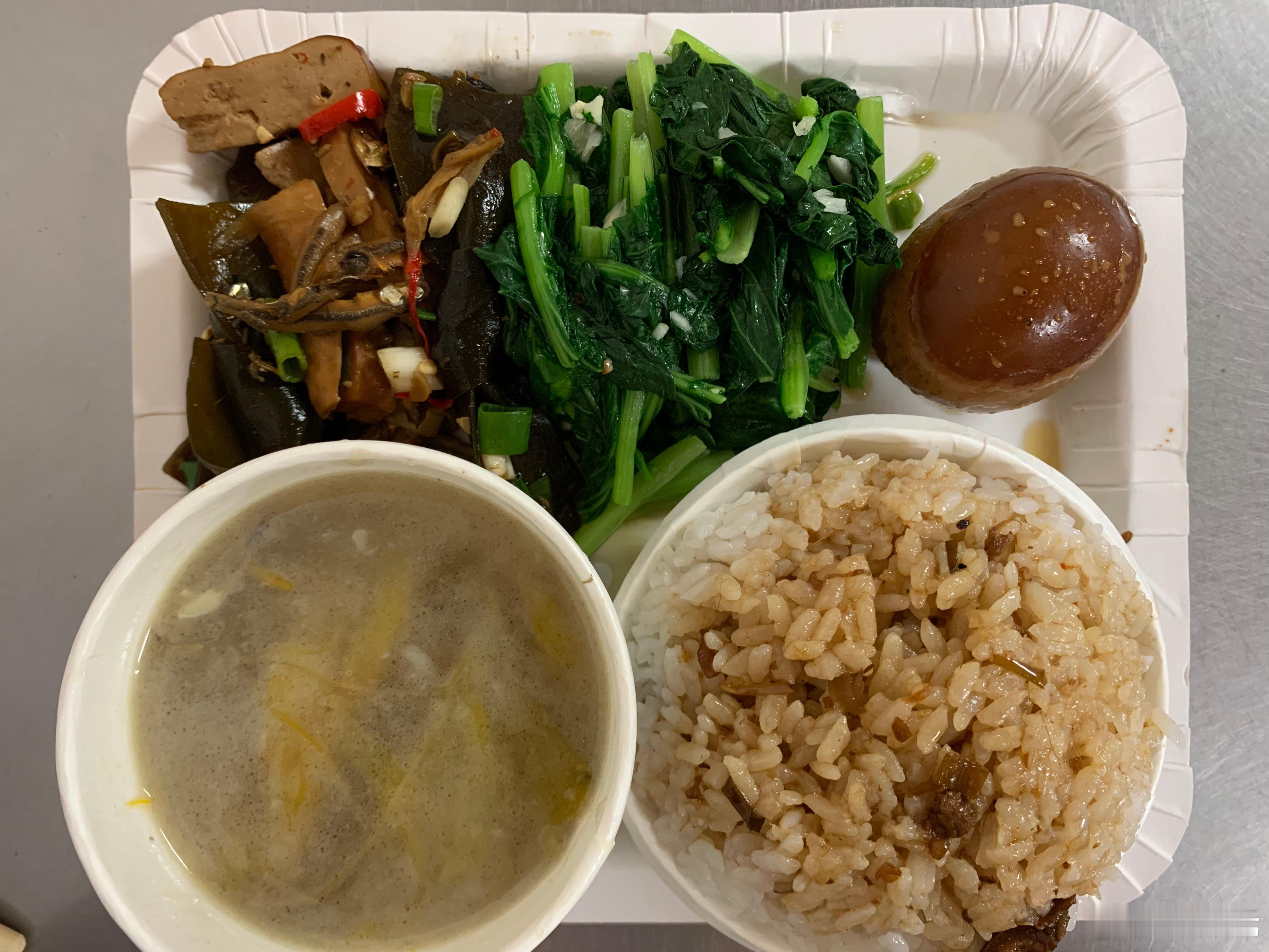 这次回台湾，发现物价越来越贵，钱都变薄了。这样一顿台式自助餐，老板目测心算，说“