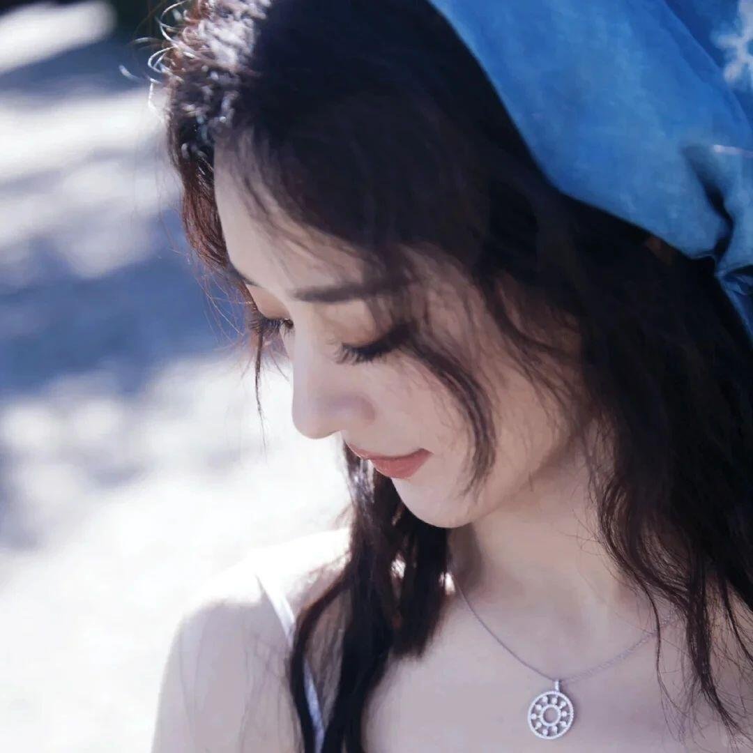 #赵丽颖[超话]# 赵丽颖微信QQ已经悄悄用上颖宝的头像了 太美了 人家都说好看