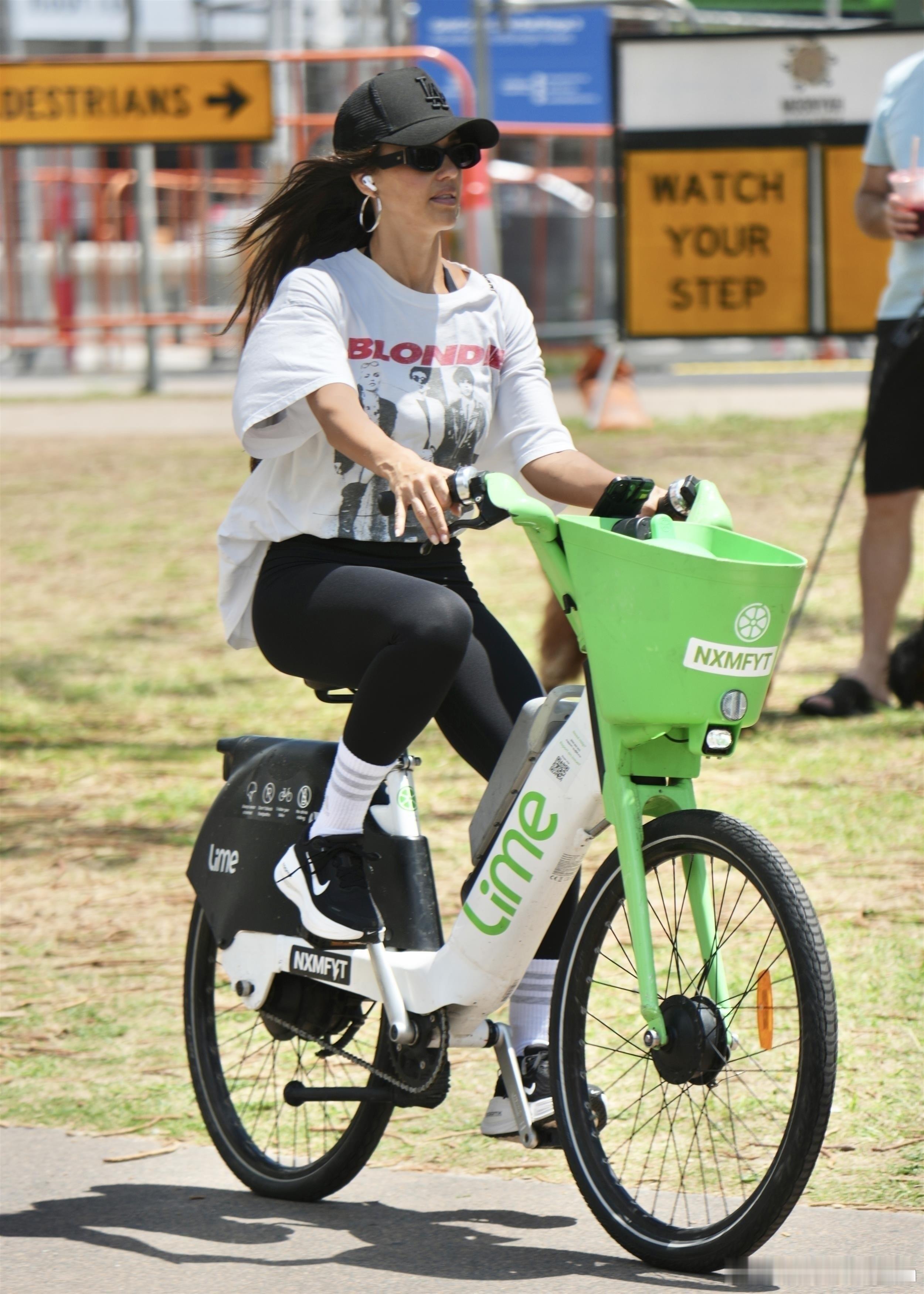 Jessica alba杰西卡阿尔芭在澳大利亚黄金海岸外出，芭姐骑着共享单车出门