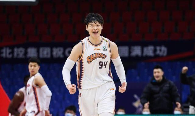 各位球迷朋友们,你们还记得王哲林吗?就是那个上赛季场均砍下近20分10个篮板的大