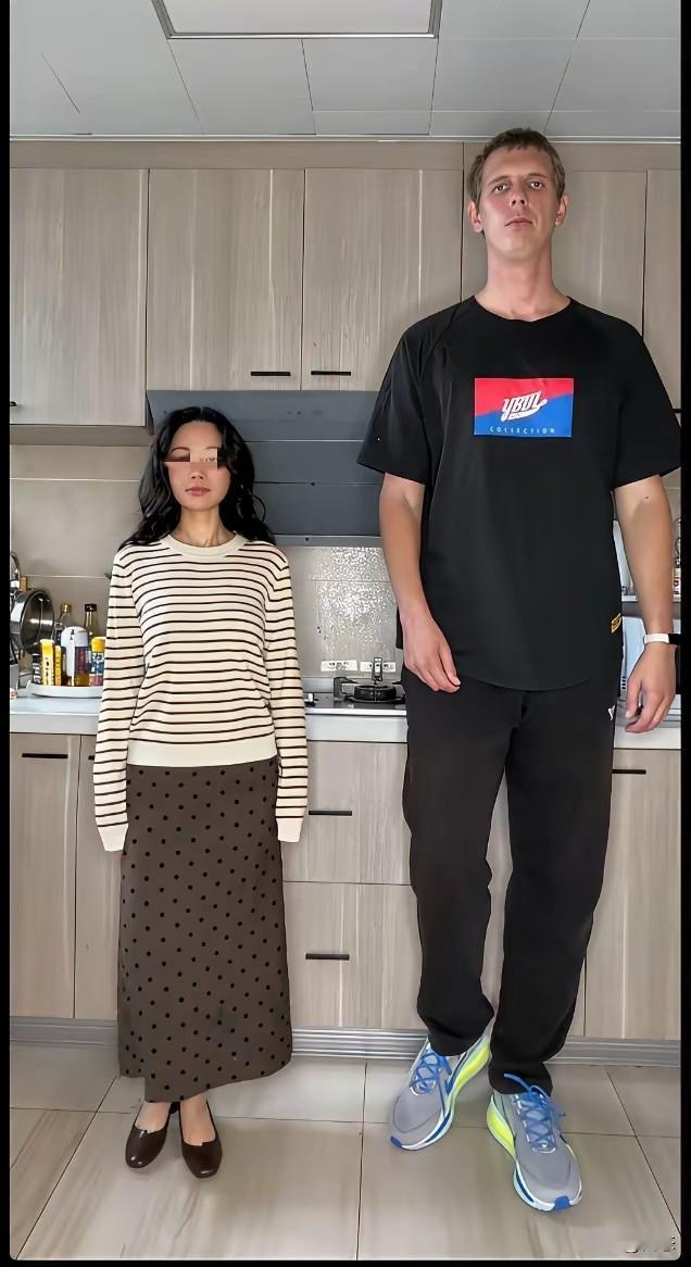 这身高差也太大了吧？怎么看都感觉不协调啊！在外面走一起，不是大人带小孩的既视感。