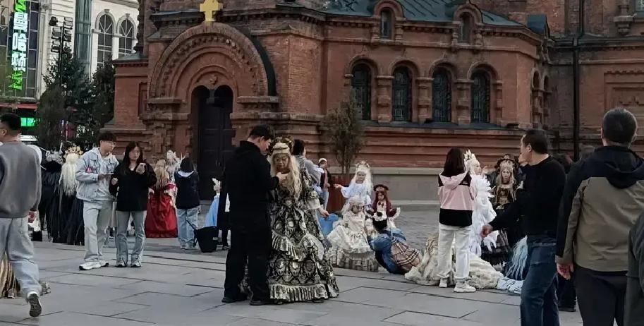 高中班主任连夜坐十小时大巴赶到青岛，只为参加当年那个差点辍学的女孩婚礼。
当年女