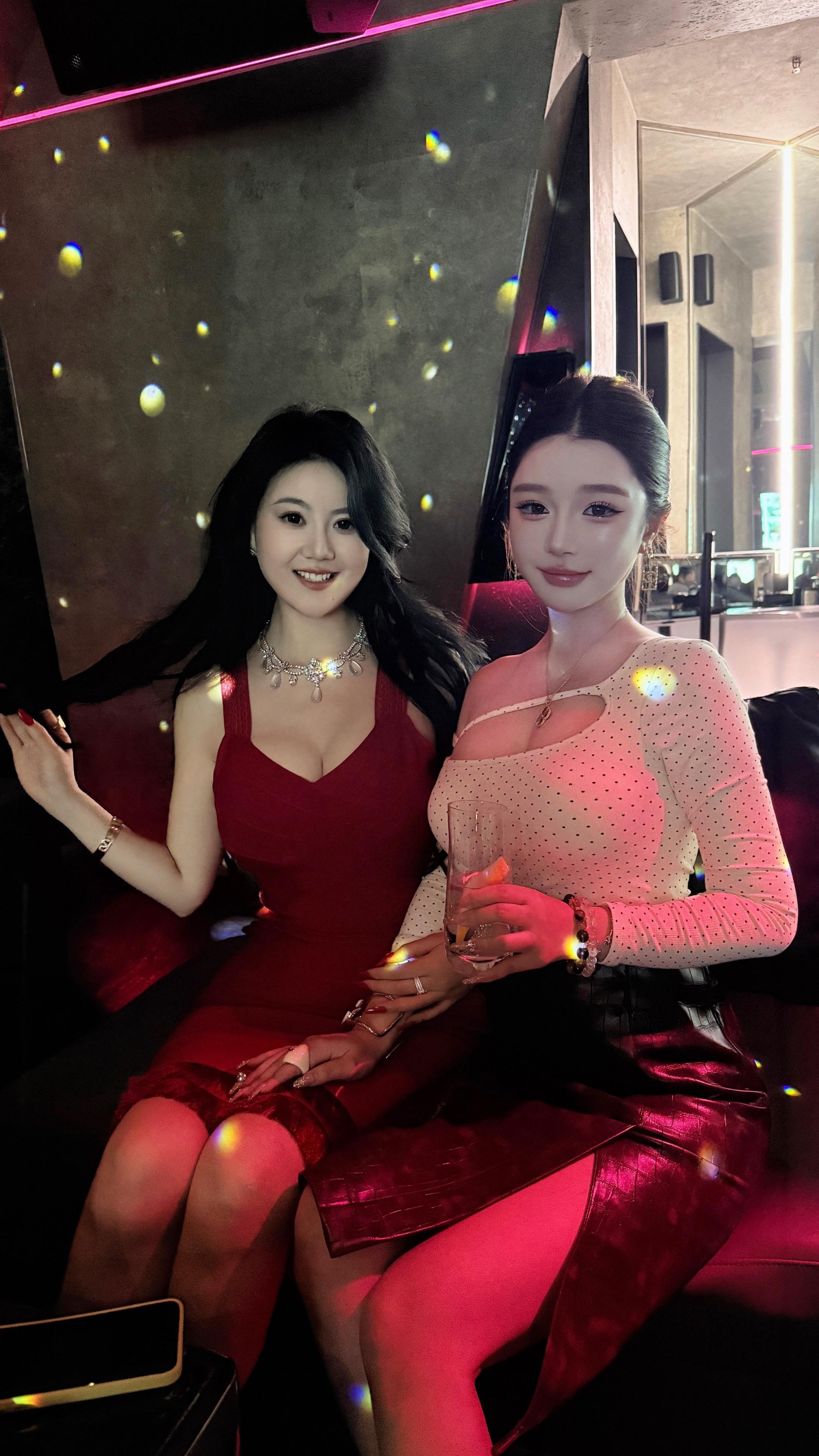 敬生活的暗淡 也敬人间的灿烂 敬旧年不易 敬新年可期