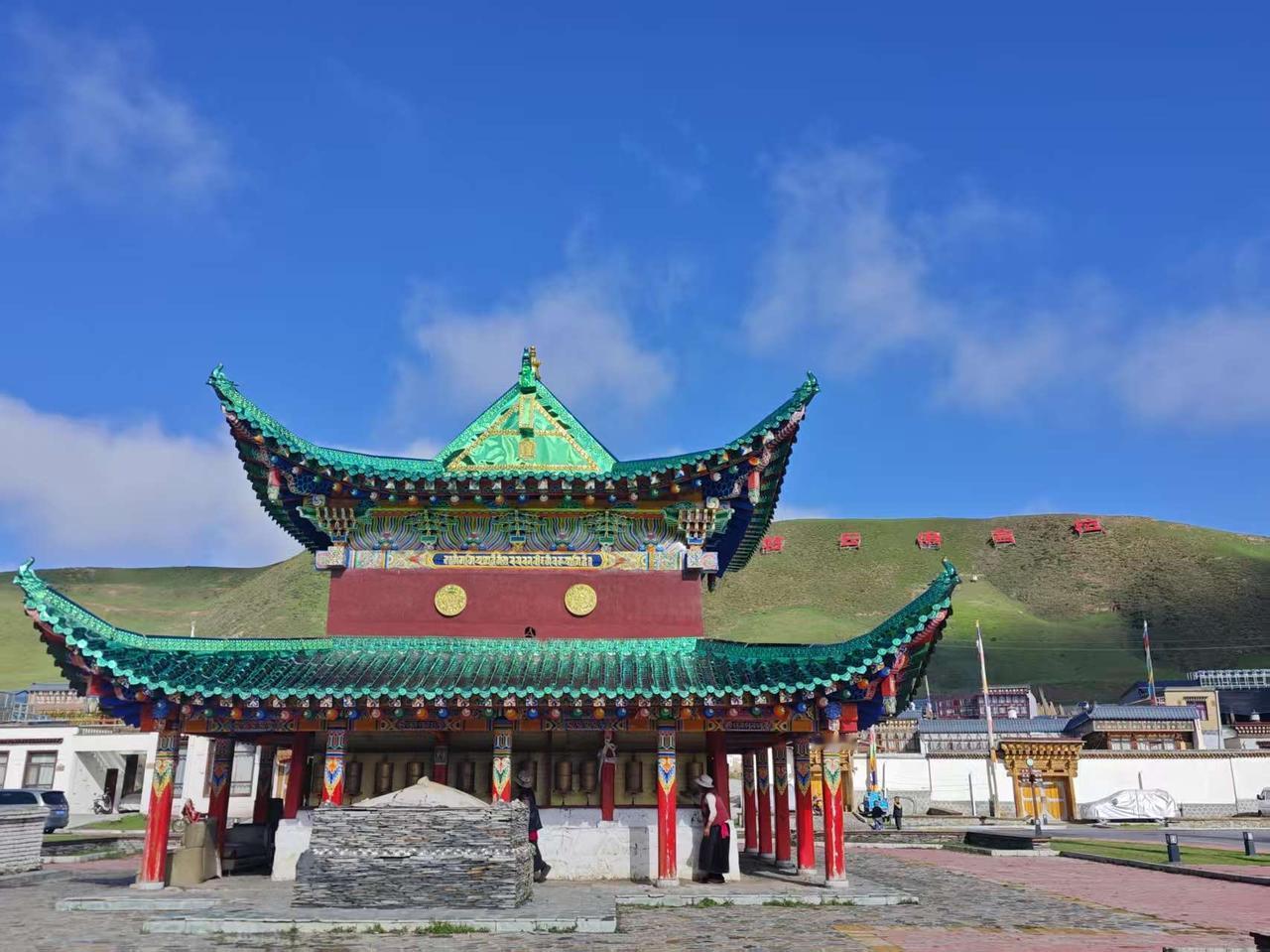 甘南合作县的俄合拉不萌，原来的一个游牧藏区居民点，现在成了一个网红草原景区，家家