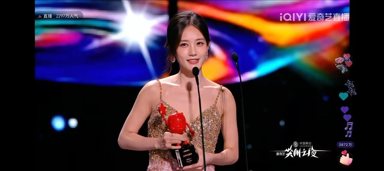 [送心]尖叫之夜的李一桐[玫瑰]，好像很快乐，但又似有一种“无尽唏嘘”的感伤…[