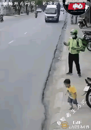 什么叫舍生忘死？这就是，什么叫舍己为人？这就是。这个外卖小哥的举动让我深刻理解了