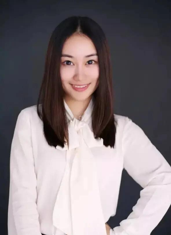 演员陈丽君说，第一次演电影，啥都得从头学，武打场面，骑马射箭，光是从马背上摔下来