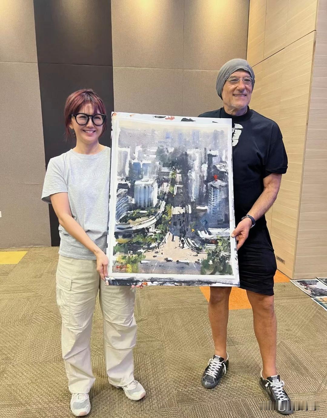 47岁孙燕姿在新加坡出席画展活动，她的打扮好朴素，身材又胖又矮，大妈味好重！不过