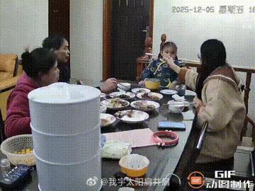 这才是三观正的爷爷奶奶！

浙江一位妈妈给女儿喂饭时，女儿总不肯好好吃饭，一直拖