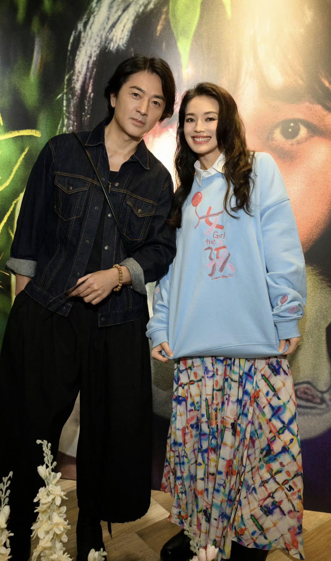 要不是舒淇的电影是最近的，还以为这是郑伊健以前拍的照片呢！这保养的也太好了吧……