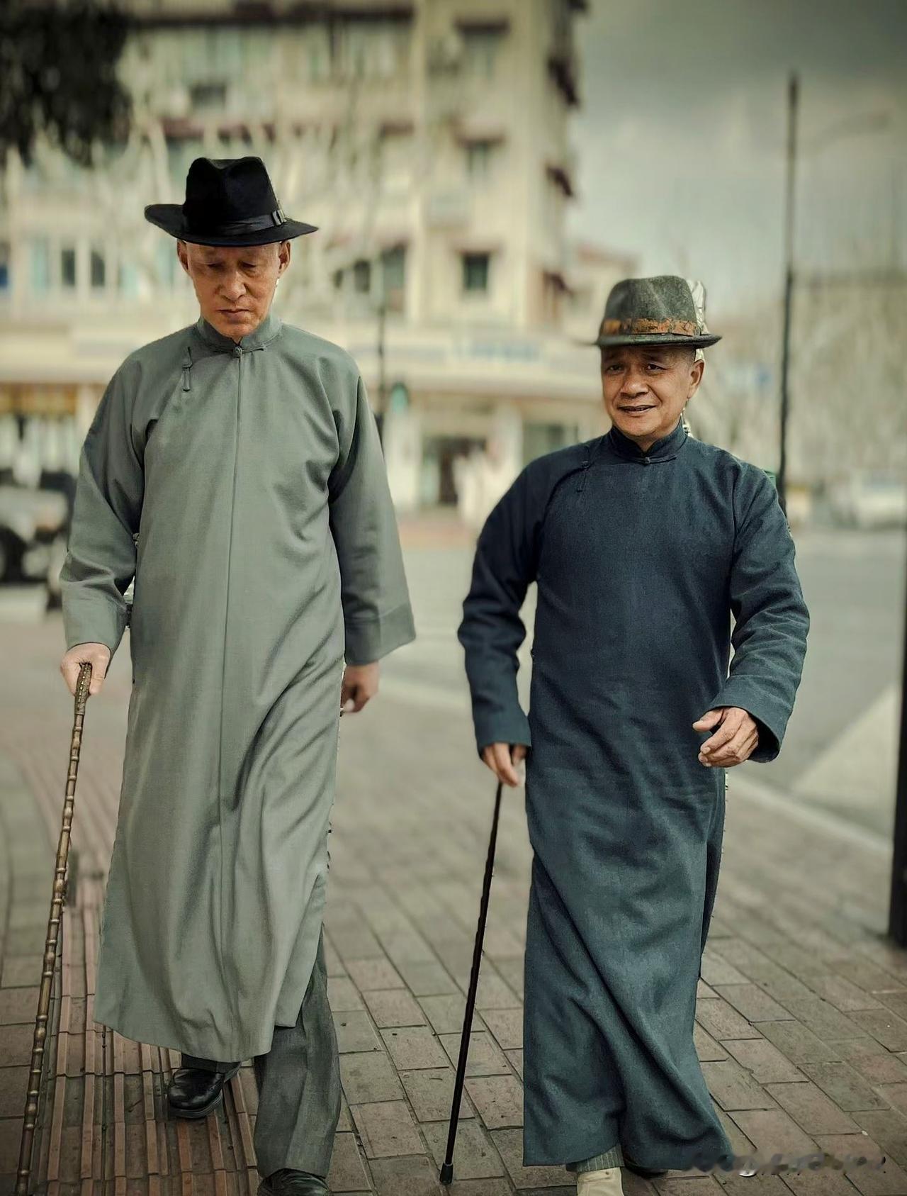 穿越在上海街头！

As you walk along the streets 