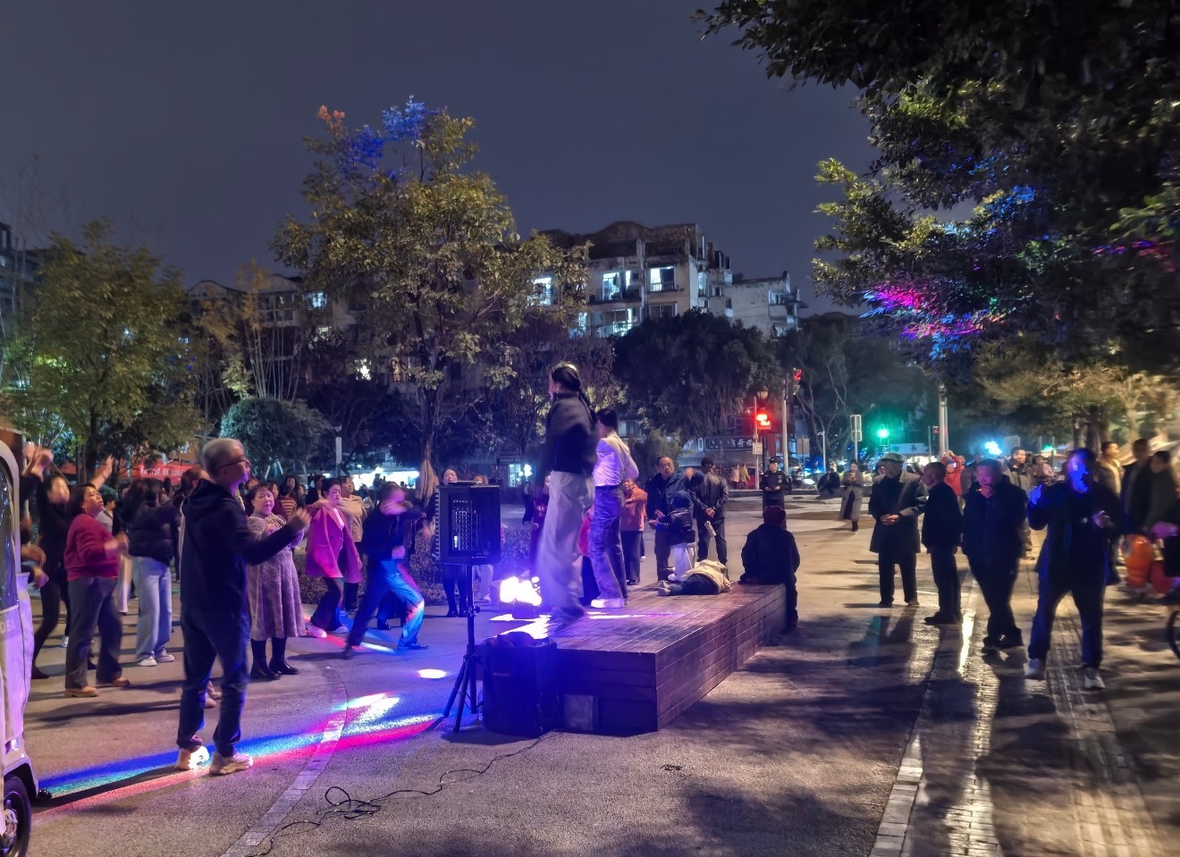 现在的广场舞已经这样了吗别再觉得广场舞单调老旧，新编舞蹈融入非遗、曳步舞元素，曲