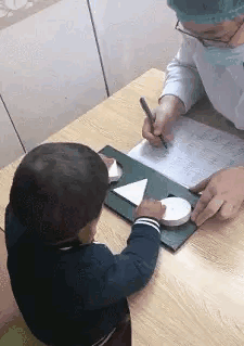 大家不要笑，这是一岁半小孩的智力测试，大家可以在家给孩子试试。

上次我带着我儿