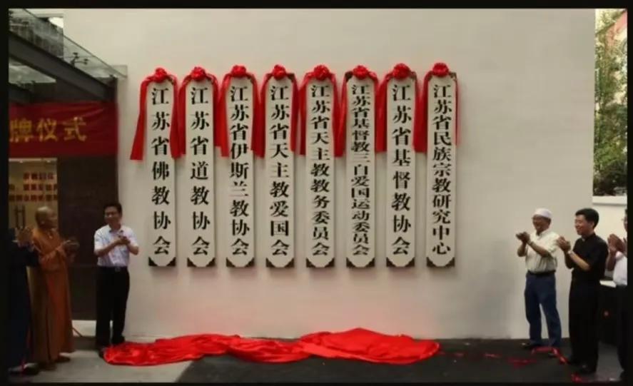 只有在中国，你才会看到一个宗教圈有头有脸的人物被突然带走调查了。
很多人还奇怪，