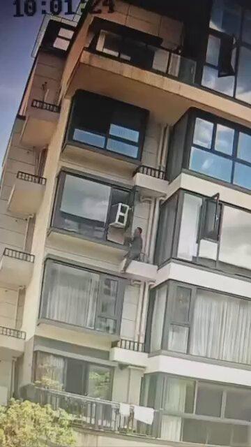 安徽黄山小区一幕高空惊魂，给所有高空从业者敲响警钟。
一名空调安装师傅在高层窗外