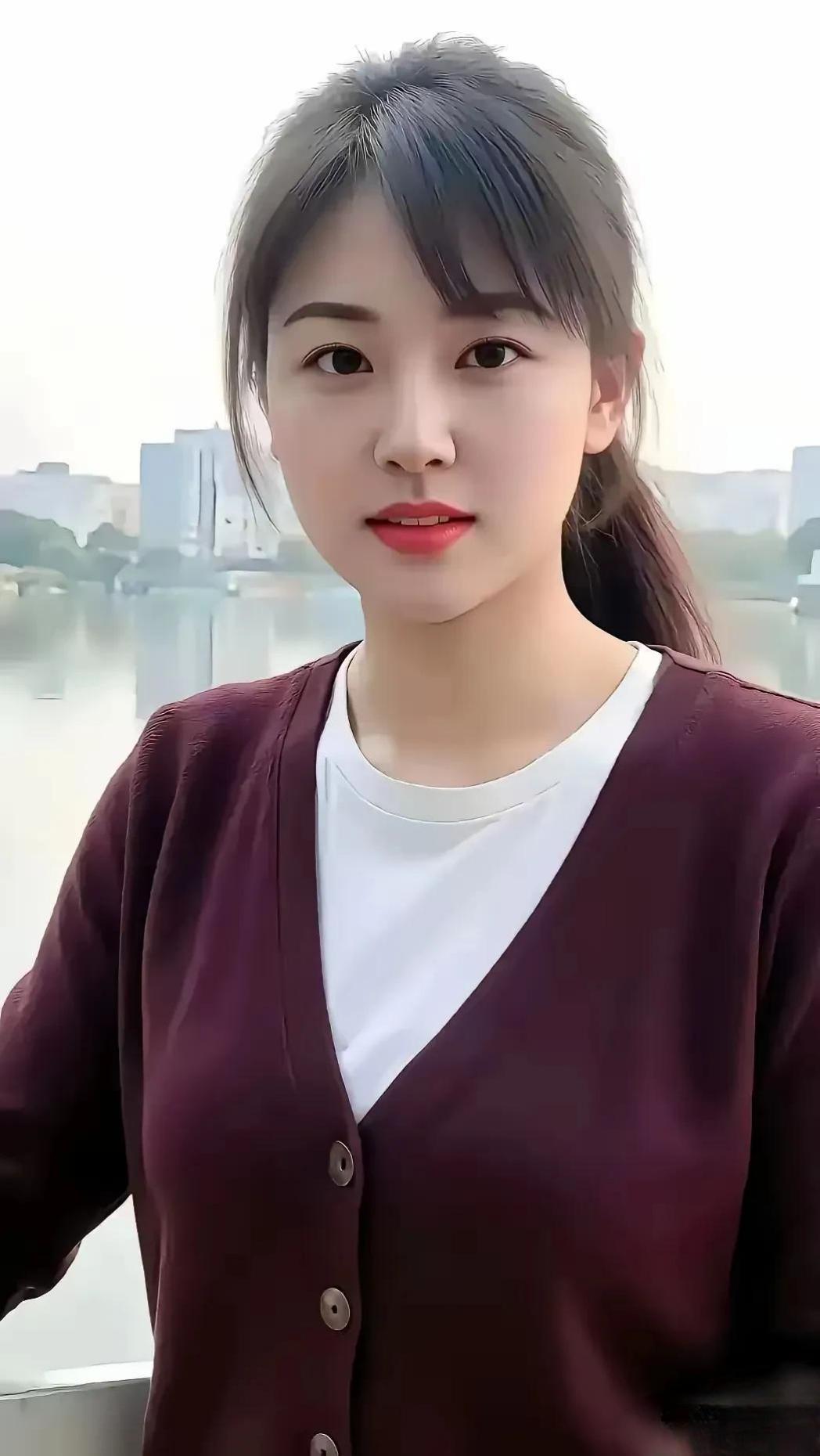 温柔甜美的女孩，红唇白衣，背景是宁静的湖面，仿佛置身于童话世界。