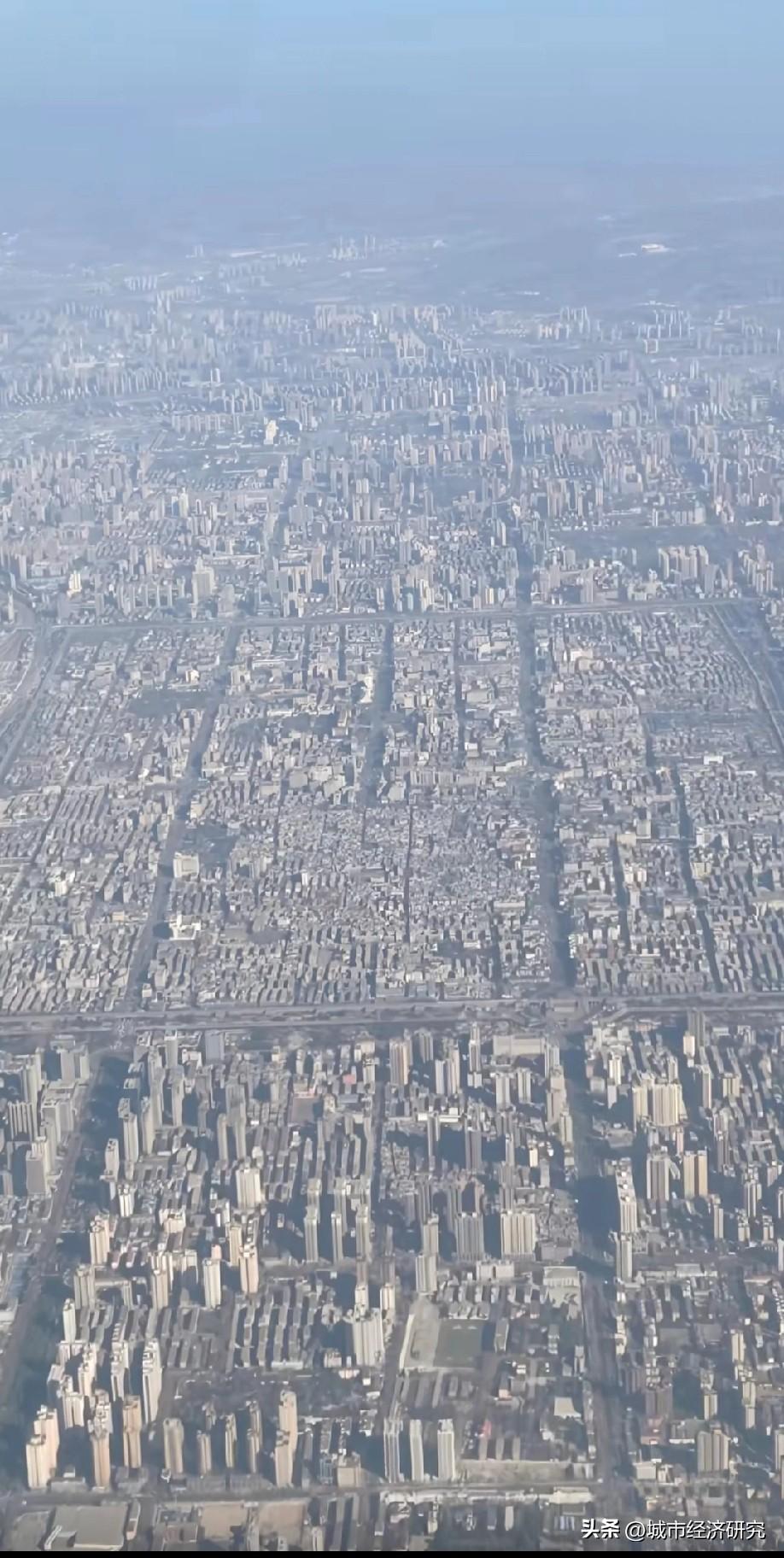 图片里这座城市看起来还是挺大的，这座城市知名度应该比较高，网友们有没有能够从图片