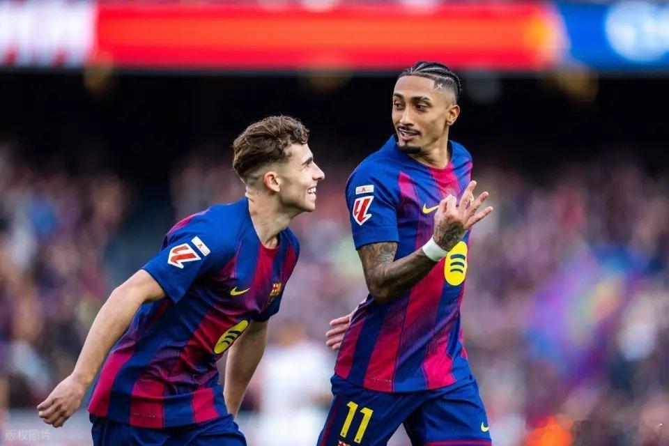 巴塞罗那在西甲33轮战罢后积85分，全力冲击成为西甲历史上第三支百分冠军。此前仅