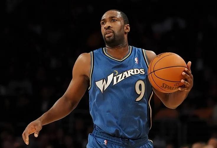 球员不好好练球玩上兵法了，前NBA球星阿里纳斯调换女友求婚戒指，这波操作让人傻眼