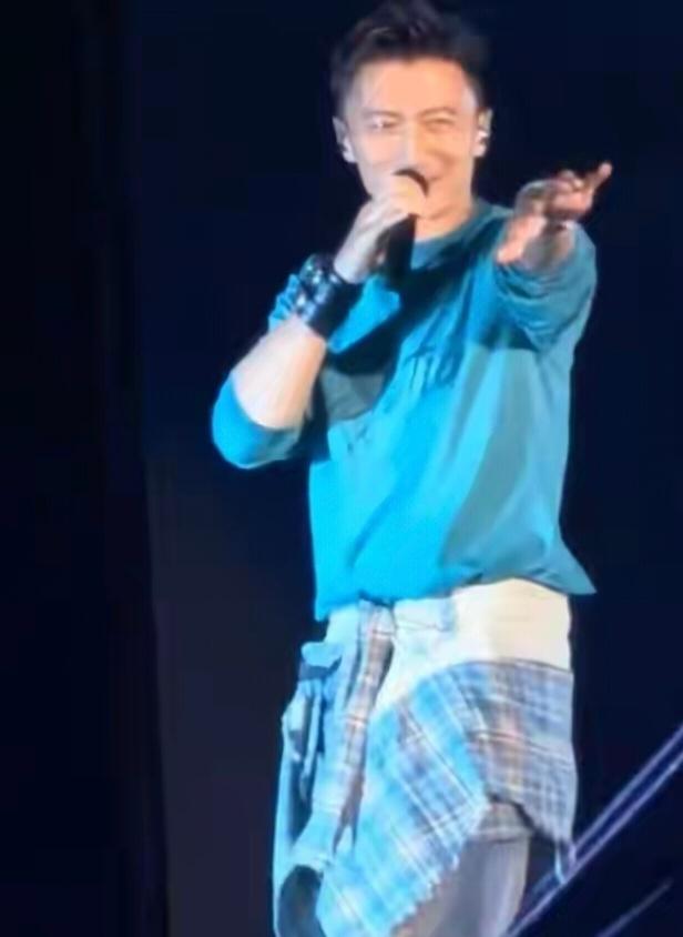 谢霆锋演唱会三次隔空说生日快乐，懂的人都懂，谢霆锋和王菲这种我不提你的名字，但全