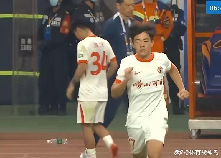 因为邝兆镭的原因，云南玉昆坐镇主场对阵上门挑战的青岛海牛，这场比赛关注的球迷增加