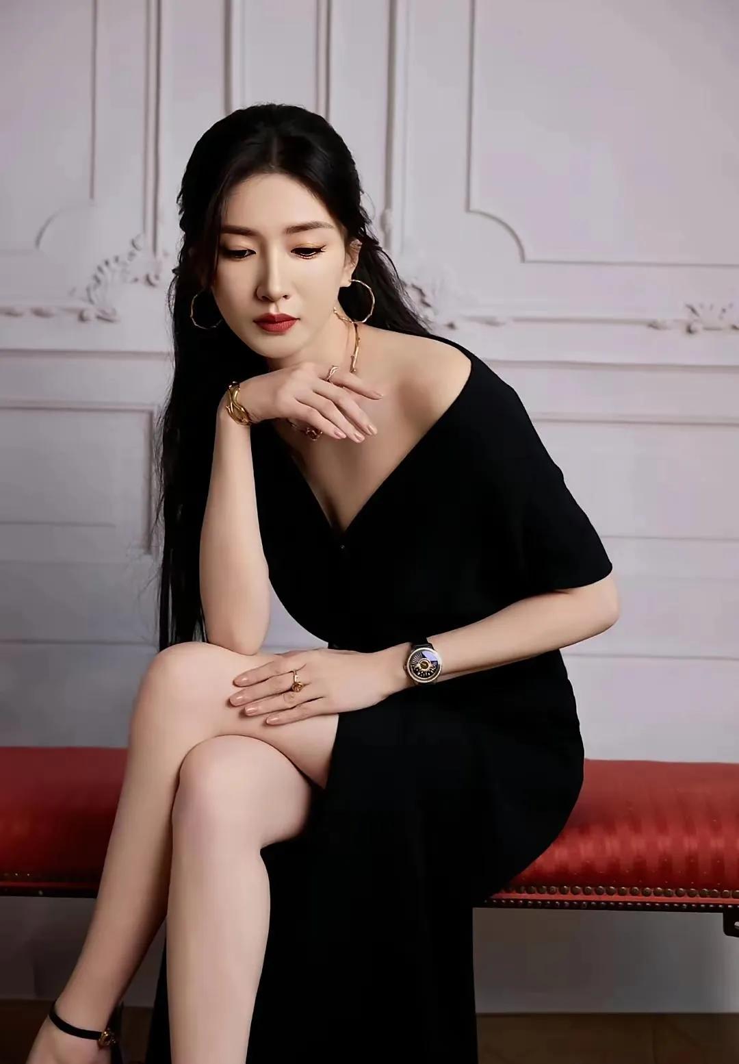 江疏影这组造型真的太戳人了！一袭黑色深V连衣裙，优雅又性感，搭配精致的配饰，举手