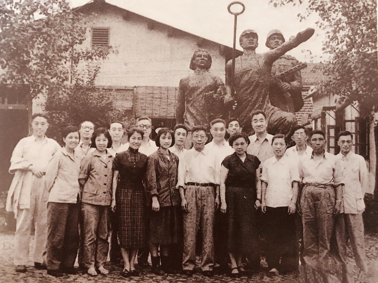 上影厂六十年代的老照片
只认出张瑞芳 祝希娟 张俊祥
感觉那时大家穿着很朴素，就