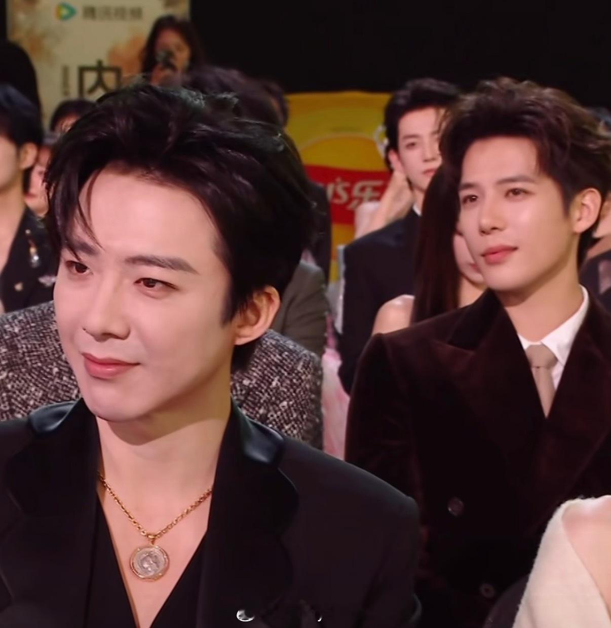 星光大赏最经典的同框图来了，兼具残忍和乐子