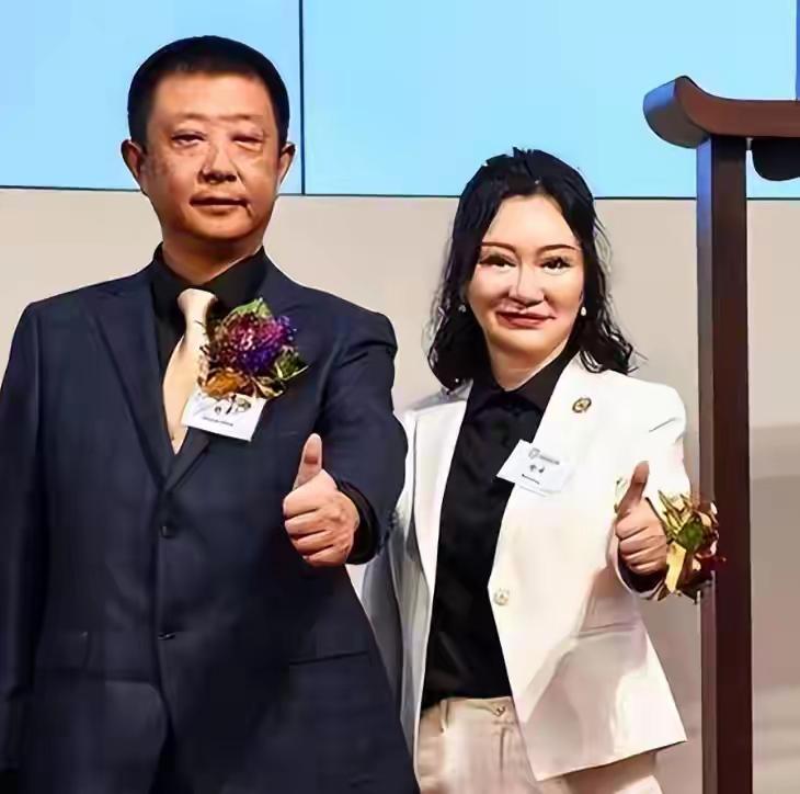 海底捞老板娘套现27亿！很多人问：老板是不是要跑路？海底捞会爆雷吗？
 
距离海