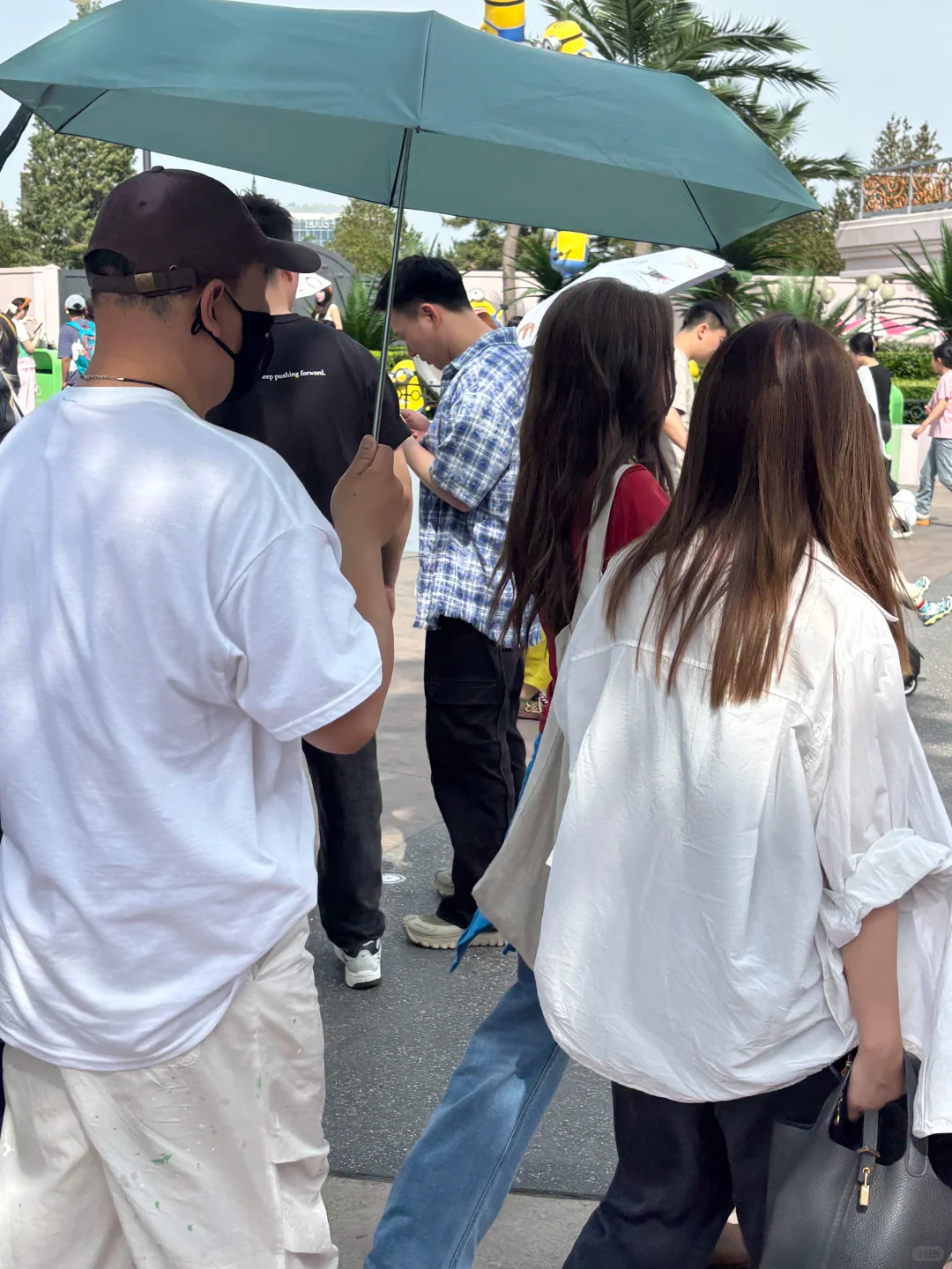 环球影城偶遇蔡文静 网友环球影城偶遇蔡文静，在后面排队了5分钟没敢认，后面问她是
