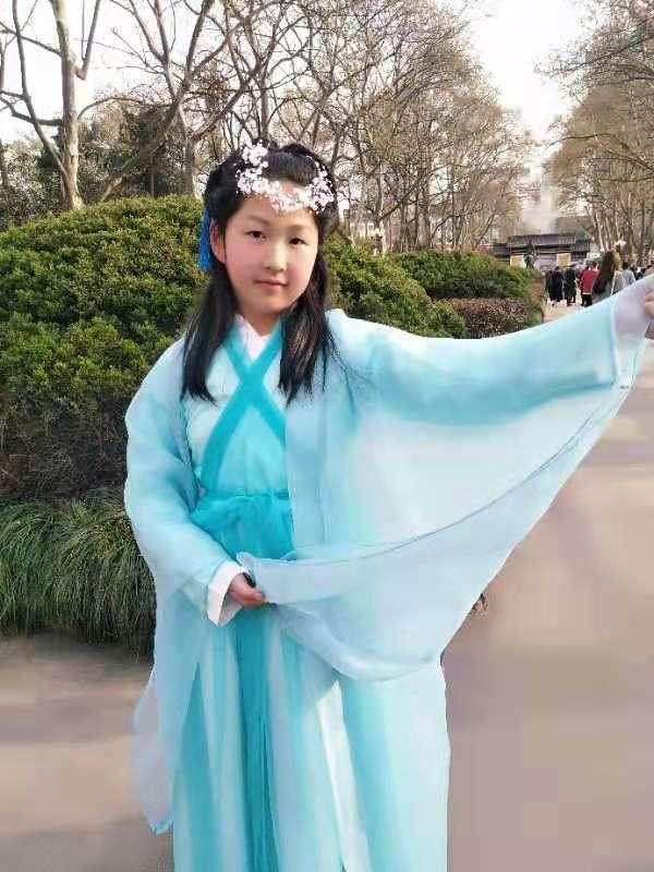 分享一张随手拍的女儿照片我的小女儿13岁时拍的的古装照片，非常可爱好看吧。[呲牙
