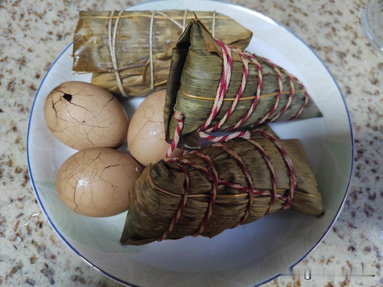 今天腊月二十七，南京市天气多云转晴，最高温度22℃，达到了升温的顶峰。
早上吃粽