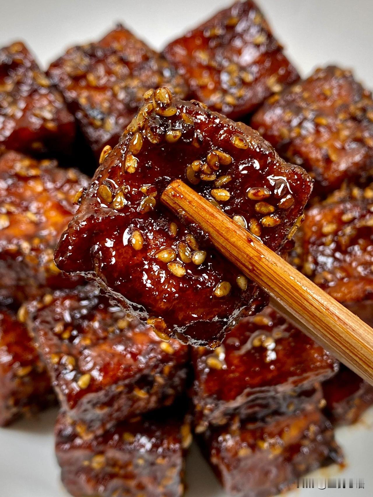 答应我！
一定要试试这道照烧豆腐！

外酥里嫩也太绝了吧！
裹满咸甜酱汁，
一口