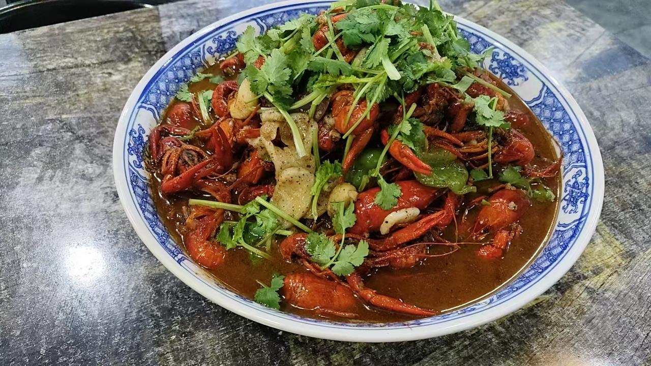 雾锁姑苏·徽味乡愁

文/韩娜

今天，姑苏的云
像宣纸洇开的淡墨
二十度的风在