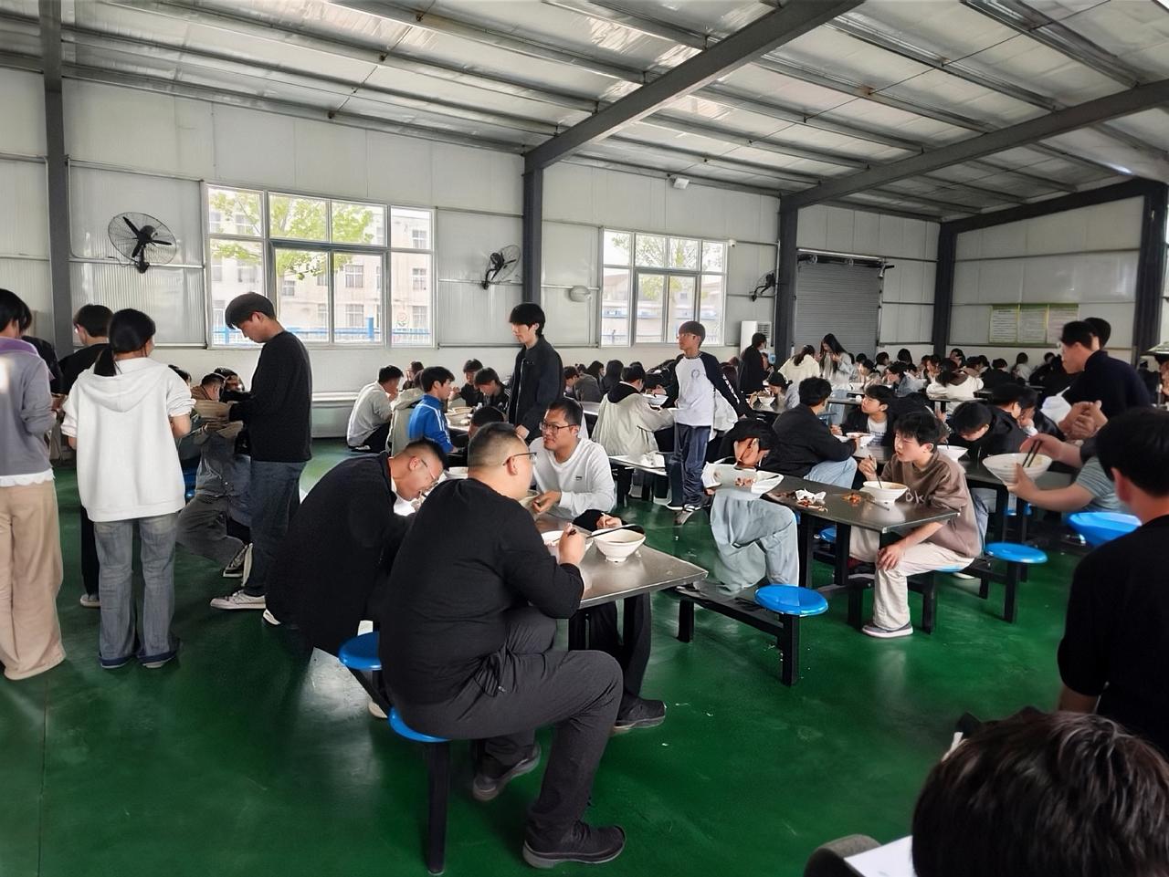 有些规定和检查猛一看合情合理，稍微想一下就让人无语

举个例子，现在中小学校中午