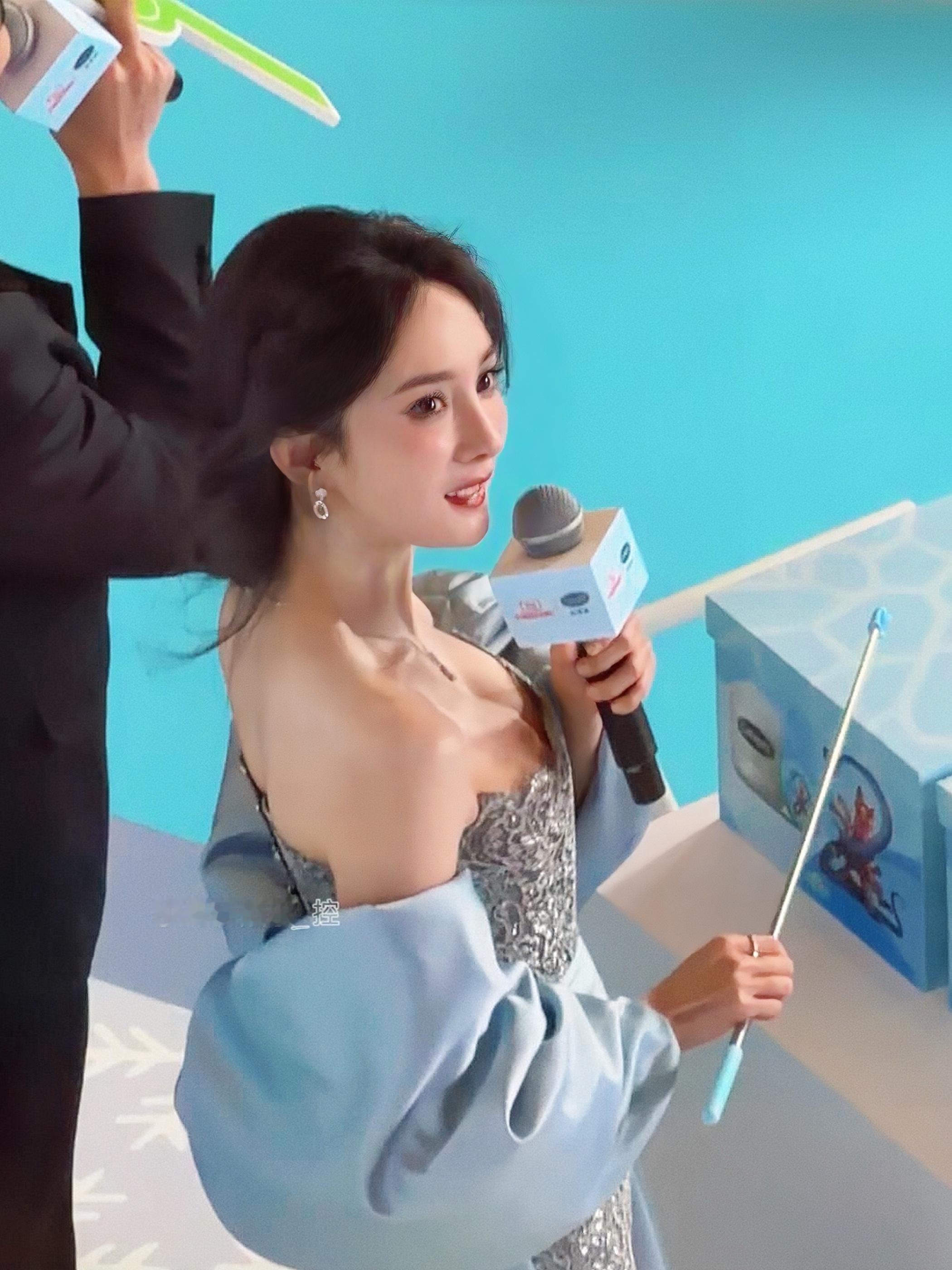 杨幂 ✘📍𝙎𝙝𝙖𝙣𝙜 𝙝𝙖𝙞环球港·丝塔芙活动生图 📸杨幂 