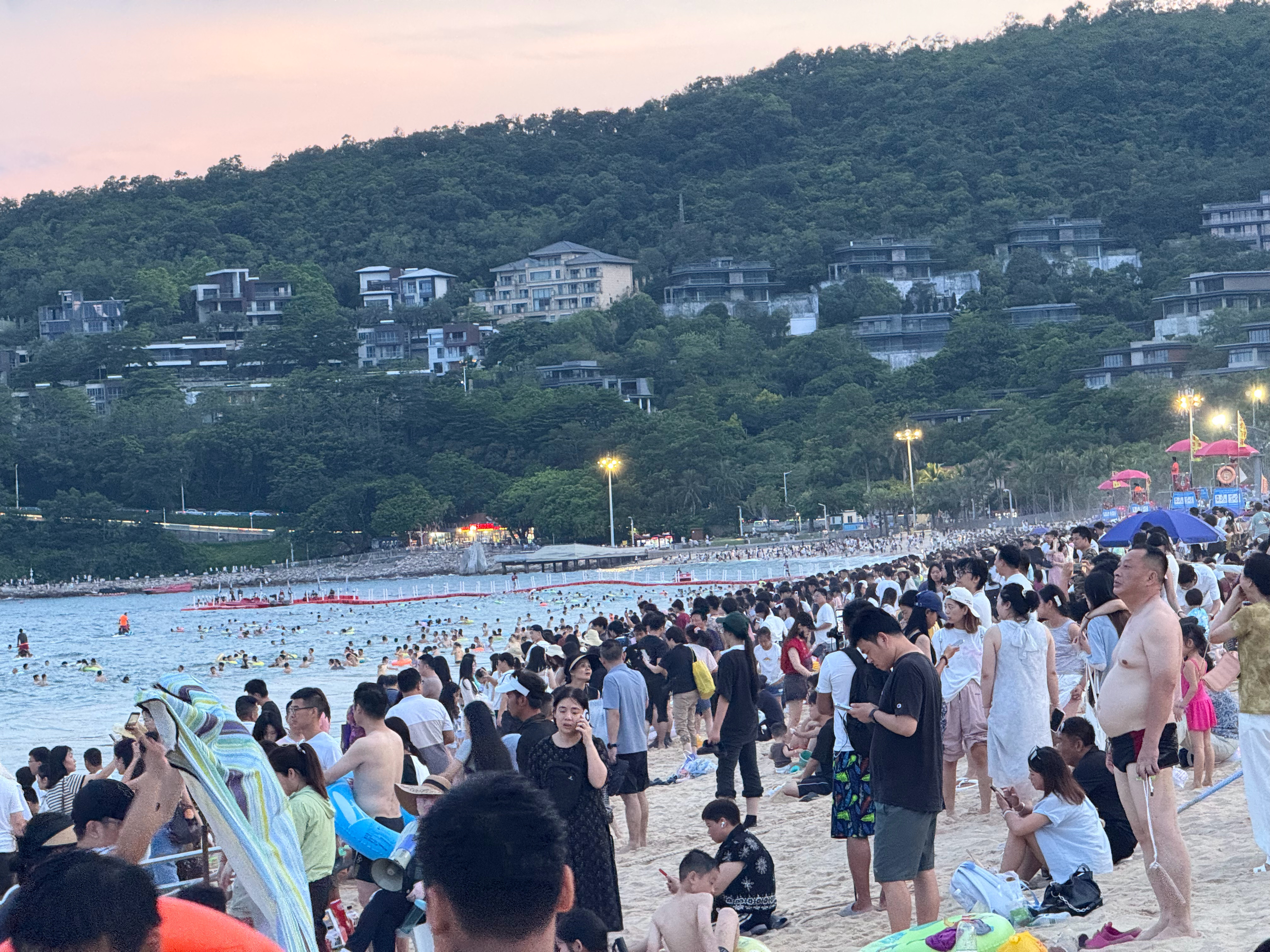 啊，请你用一句话描述此刻的海边……我无语了[笑cry] ​​​