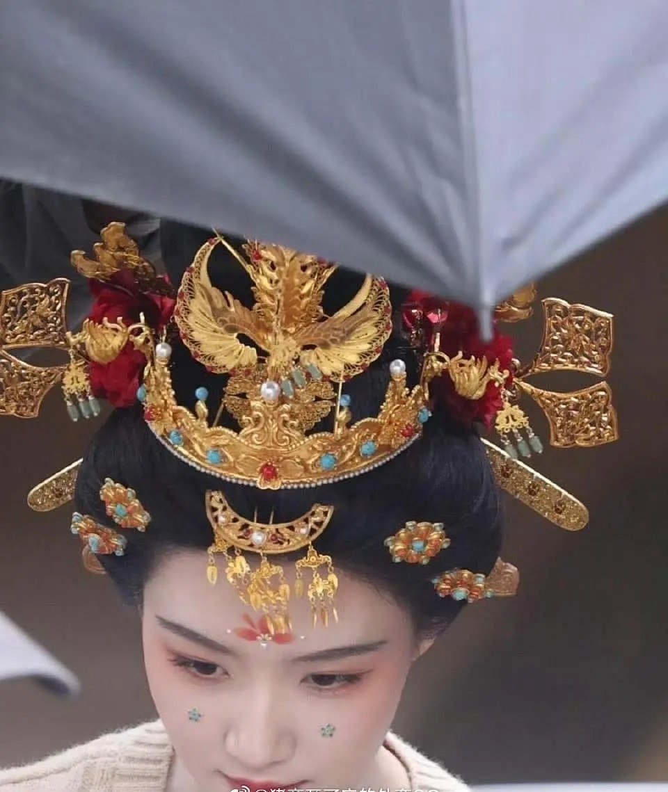 卢昱晓《何不同舟渡》大婚的造型跟田曦薇子夜归里几乎一样 谁更好看啊 