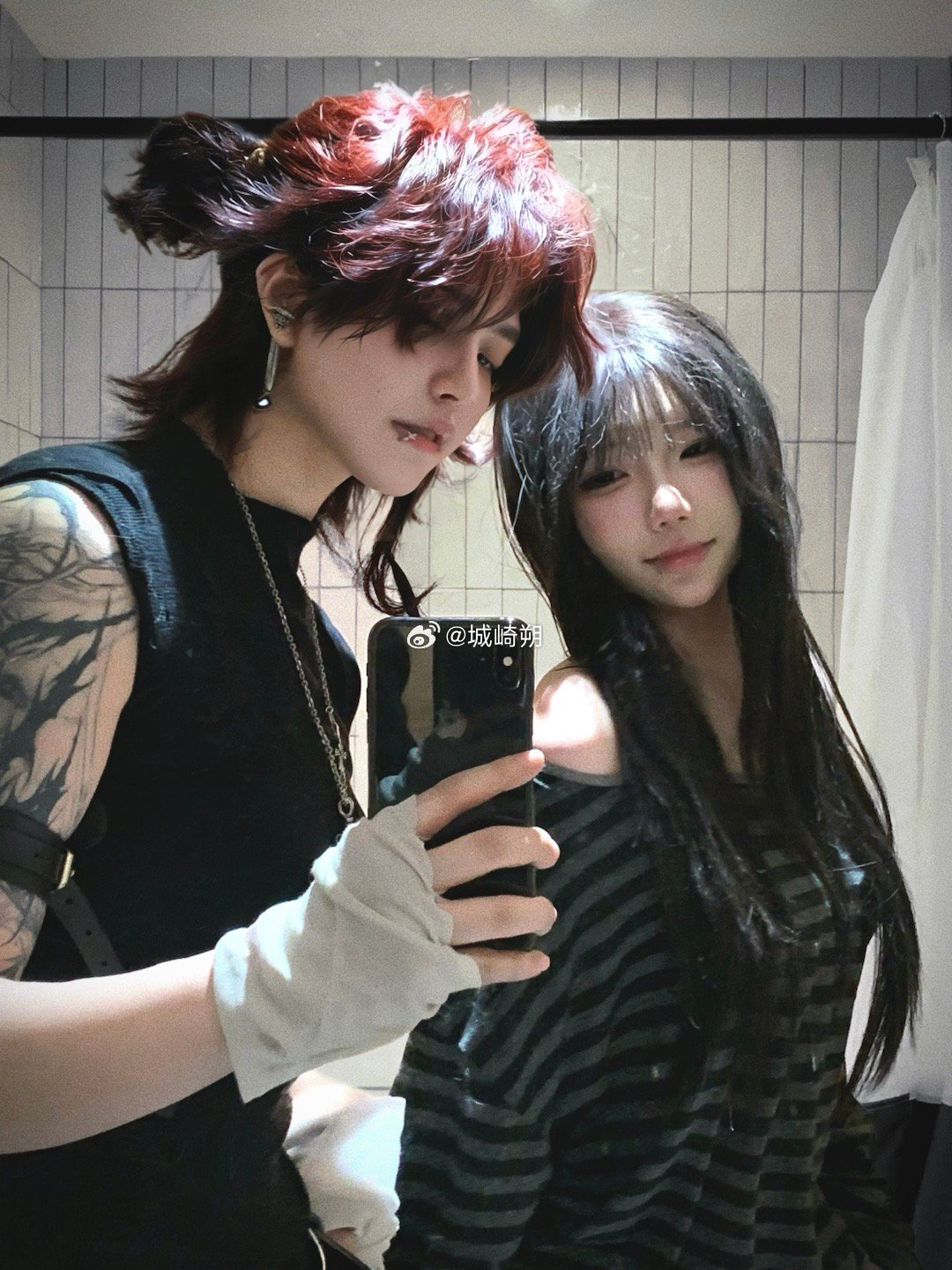 两个人眼里全是对自己的欣赏 