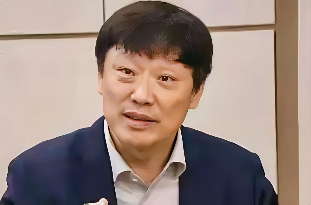 胡总编8月15日晚上发文，批评互联网上公开举报、动辄上纲上线的风气正在扩散。他认