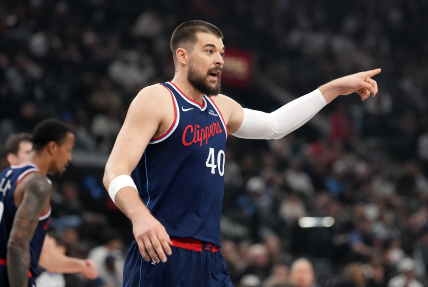 NBA常规赛，快船117-93轻取太阳，赛后快船主教练泰伦·卢接受了媒体采访。记