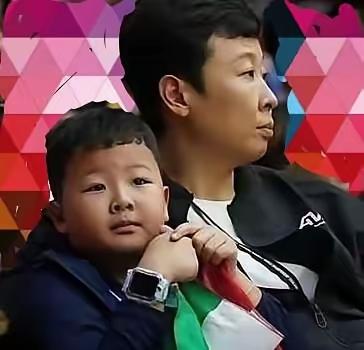 我盯着这张合照反复看了好几遍，发现孩子的长相几乎看不到加提蓬的痕迹，我当时看到这